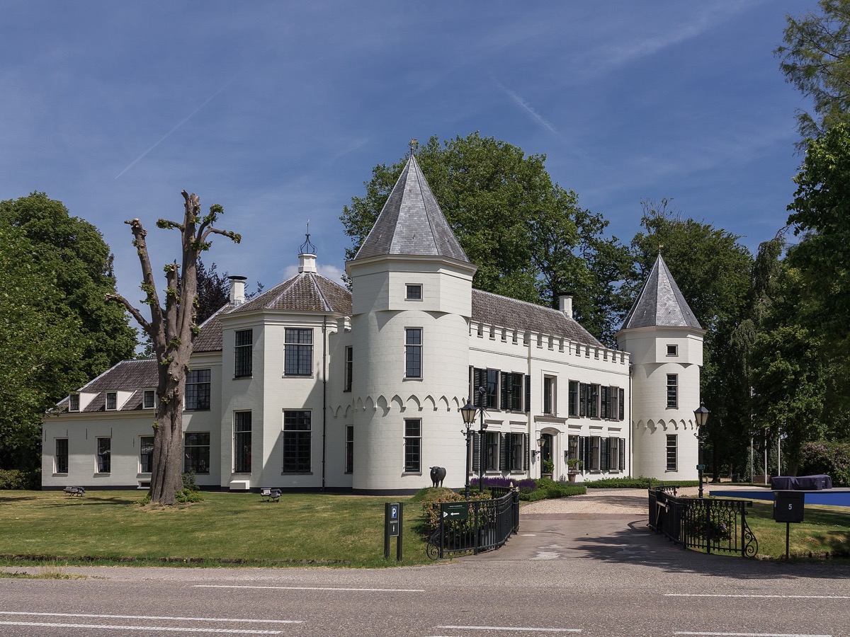 Landgoed de Salentein in Nijkerk, wit landhuis gezien vanaf het gazon